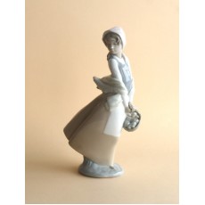 Скульптура Lladro NAO «Граційна дівчина на вітрі» з кошиком"